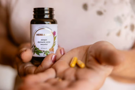 Masticha-herb-alerg-ruky-7185-768x512